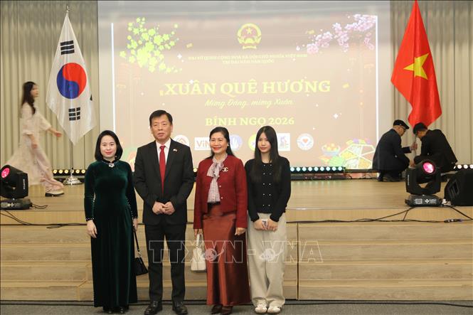 Đại sứ Vũ Hồ và Tham tán Công sứ Nguyễn Thị Thái Bình với các đại biểu. Ảnh: Đức Thắng (P/v TTXVN tại Hàn Quốc) 