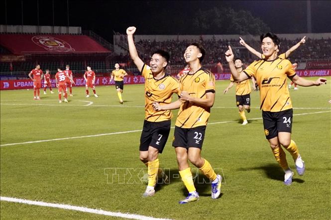 Cầu thủ Thanh Hoá ăn mừng khi ghi bàn thắng nâng tỷ số lên 2-1. Ảnh: Trung Tuyến - TTXVN 