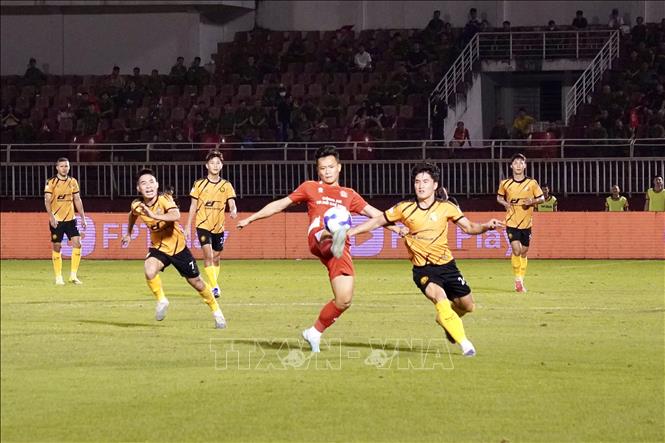Tình huống tranh chấp bóng giữa cầu thủ Công an TP. Hồ Chí Minh và Thanh Hoá. Ảnh: Trung Tuyến - TTXVN 