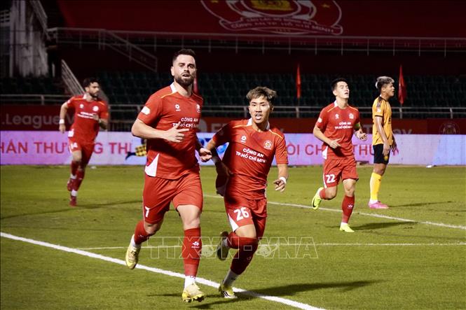 Cầu thủ Makrillos Peter (số 7) cùng đồng đội ăn mừng khi ghi bàn thắng gỡ hoà 1-1 cho Công an TP. Hồ Chí Minh. Ảnh: Trung Tuyến - TTXVN 