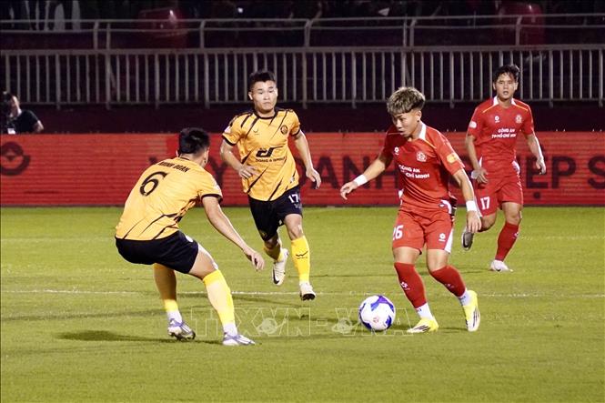 Tình huống tranh chấp bóng giữa cầu thủ Công an TP. Hồ Chí Minh và Thanh Hoá. Ảnh: Trung Tuyến - TTXVN 