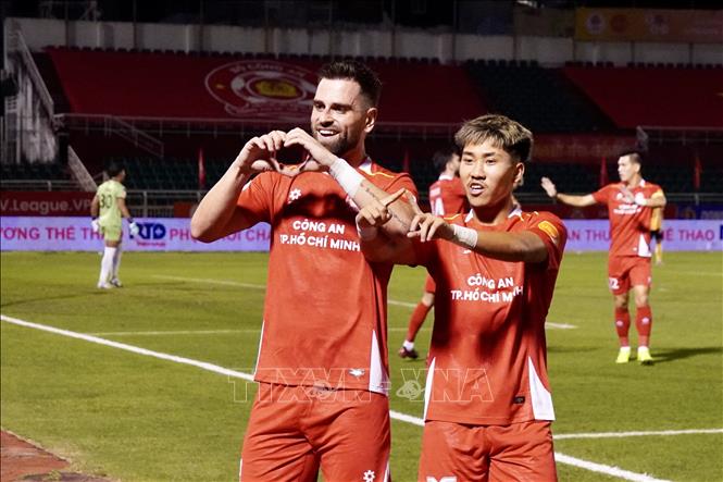 Cầu thủ Makrillos Peter (số 7) cùng đồng đội ăn mừng khi ghi bàn thắng gỡ hoà 1-1 cho Công an TP. Hồ Chí Minh. Ảnh: Trung Tuyến - TTXVN 