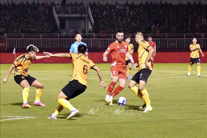 Tình huống tranh chấp bóng giữa cầu thủ Công an TP. Hồ Chí Minh và Thanh Hoá. Ảnh: Trung Tuyến - TTXVN 