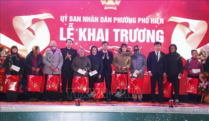 Trao 40 suất quà Tết cho những hộ nghèo, gia đình khó khăn trên địa bàn phường. Ảnh: Nguyễn Công Hải - TTXVN

