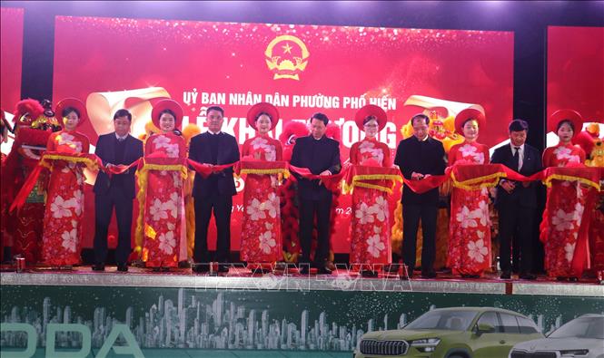 Các đại biểu thực hiện nghị thức khai trương Phố đi bộ Nam Hòa (phường Phố Hiến). Ảnh: Nguyễn Công Hải - TTXVN
