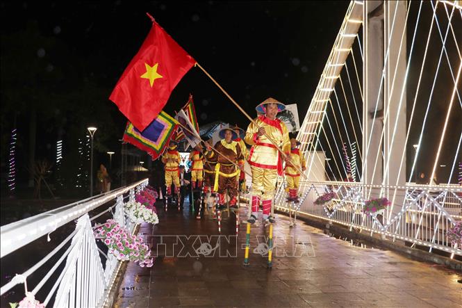 Trình diễn đi cà kheo tại lễ khai trương Phố đi bộ Nam Hòa (phường Phố Hiến). Ảnh: Nguyễn Công Hải - TTXVN