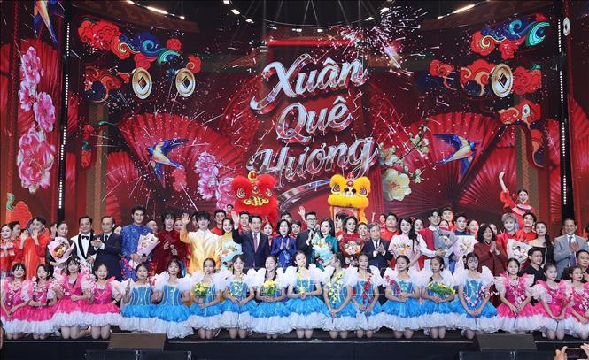 Chủ tịch nước Lương Cường và Phu nhân cùng các đại biểu và nghệ sĩ tại Chương trình nghệ thuật đặc biệt Xuân Quê hương 2026. Ảnh: Lâm Khánh - TTXVN