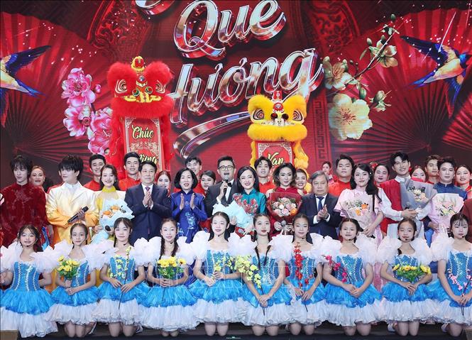 Chủ tịch nước Lương Cường và Phu nhân cùng các đại biểu và nghệ sĩ tại Chương trình nghệ thuật đặc biệt Xuân Quê hương 2026. Ảnh: Lâm Khánh - TTXVN