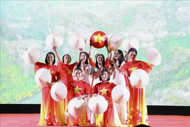 Các tiết mục văn nghệ chào Xuân mang đậm bản sắc dân tộc trong chương trình Xuân Quê hương 2026 tại Campuchia. Ảnh: Quang Anh – PV TTXVN tại Campuchia. 