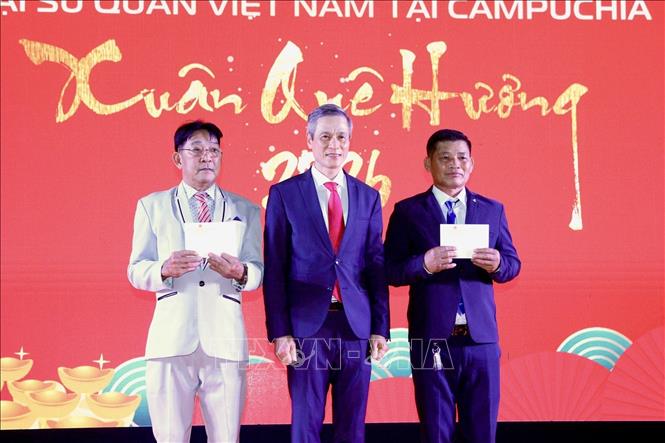 Đại sứ Nguyễn Minh Vũ trao 200 phần quà của Tổng Bí thư Tô Lâm cho đại diện các gia đình gốc Việt có hoàn cảnh khó khăn tại Campuchia. Ảnh: Quang Anh – PV TTXVN tại Campuchia.