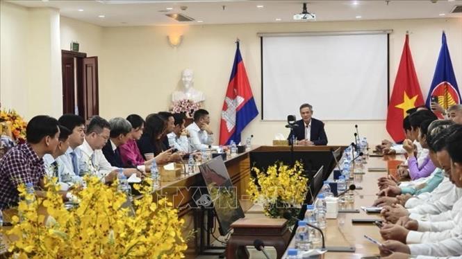 Đại sứ Việt Nam tại Vương quốc Campuchia Nguyễn Minh Vũ tiếp đại diện các địa phương Việt Nam sang dự chương trình Xuân Quê hương 2026 tại Campuchia, ngày 8/2/2026. Ảnh: TTXVN phát 