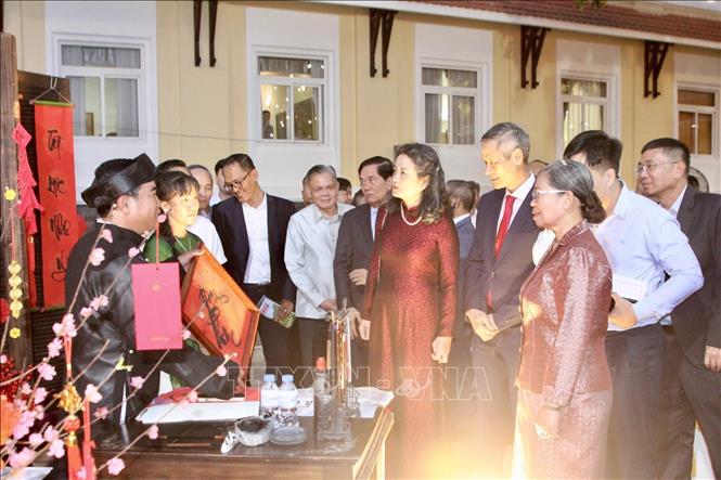 Các đại biểu tham quan góc Tết Việt. Ảnh: Quang Anh – PV TTXVN tại Campuchia. 