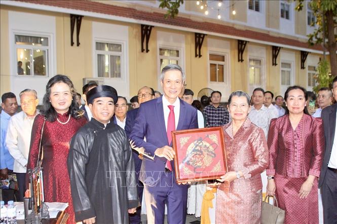 Samdech Men Sam An, Phó Chủ tịch Đảng nhân dân Campuchia, Chủ tịch Hội Hữu nghị Campuchia-Việt Nam cùng Đại sứ Việt Nam tại Campuchia Nguyễn Minh Vũ và phu nhân tham quan góc Tết Việt. Ảnh: Quang Anh – PV TTXVN tại Campuchia. 