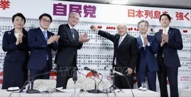 Tổng Thư ký đảng Dân chủ Tự do (LDP) Nhật Bản Shunichi Suzuki (giữa, bên phải) gắn tên các ứng viên của đảng giành chiến thắng trong cuộc bầu cử Hạ viện, tại Tokyo ngày 8/2/2026. Ảnh: Kyodo/TTXVN