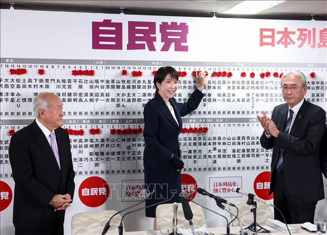 Thủ tướng Nhật Bản Sanae Takaichi (giữa), lãnh đạo đảng Dân chủ Tự do (LDP), gắn tên các ứng viên của đảng giành chiến thắng trong cuộc bầu cử Hạ viện, tại Tokyo ngày 8/2/2026. Ảnh: Anadolu Agency/TTXVN