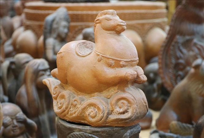 Linh vật ngựa gốm của Hợp tác xã gốm Chăm Bàu Trúc (xã Ninh Phước, Khánh Hòa) với tạo hình sinh động mang ý nghĩa biểu trưng cho sức mạnh và khát vọng về một năm mới may mắn. Ảnh: Nguyễn Thành - TTXVN