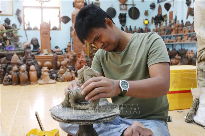Thợ gốm Hợp tác xã gốm Chăm Bàu Trúc (xã Ninh Phước, tỉnh Khánh Hòa) tạo hình linh vật ngựa bằng phương pháp thủ công truyền thống. Ảnh: Nguyễn Thành - TTXVN