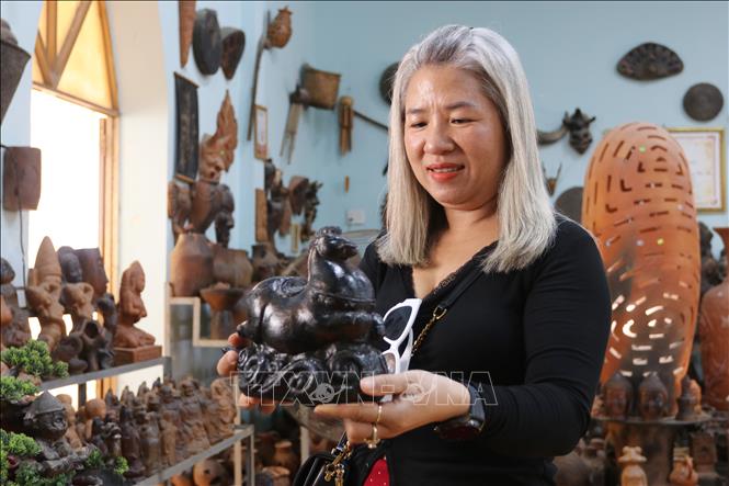 Khách hàng lựa chọn linh vật ngựa gốm của Hợp tác xã gốm Chăm Bàu Trúc (xã Ninh Phước, Khánh Hòa). Ảnh: Nguyễn Thành - TTXVN