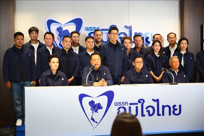 Lãnh đạo đảng Tự hào Thái Lan, ông Anutin Charnvirakul (thứ 2, trái, phía trước) trong cuộc họp báo tại Bangkok sau khi kết quả kiểm phiếu sơ bộ được công bố. Ảnh: THX/TTXVN