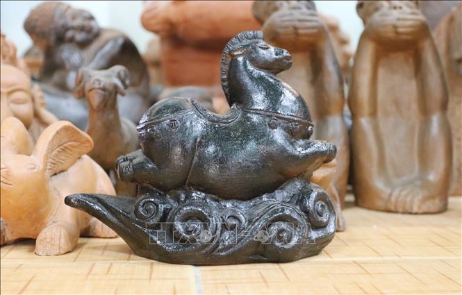 Linh vật ngựa của Hợp tác xã gốm Chăm Bàu Trúc (xã Ninh Phước, tỉnh Khánh Hòa) chế tác, sẵn sàng cung ứng thị trường Tết Nguyên đán Bính Ngọ 2026. Ảnh: Nguyễn Thành – TTXVN