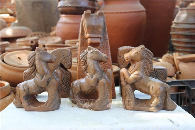 Các sản phẩm linh vật ngựa của Hợp tác xã gốm Chăm Bàu Trúc (xã Ninh Phước, tỉnh Khánh Hòa) chế tác sẵn sàng cung ứng thị trường Tết Nguyên đán Bính Ngọ 2026. Ảnh: Nguyễn Thành – TTXVN