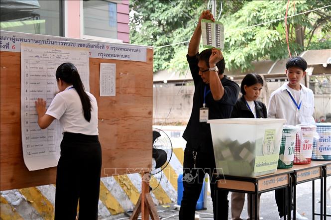 Nhân viên kiểm phiếu trong cuộc bầu cử Hạ viện Thái Lan tại Bangkok ngày 8/2/2026. Ảnh: THX/TTXVN
