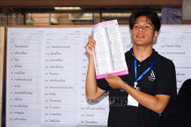 Nhân viên kiểm phiếu trong cuộc bầu cử Hạ viện Thái Lan tại Bangkok ngày 8/2/2026. Ảnh: THX/TTXVN