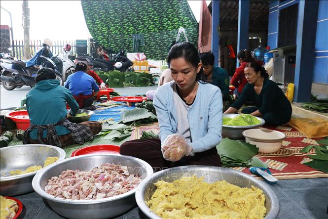 Công đoạn chuẩn bị nhân bánh. Ảnh: Tường Vi - TTXVN
