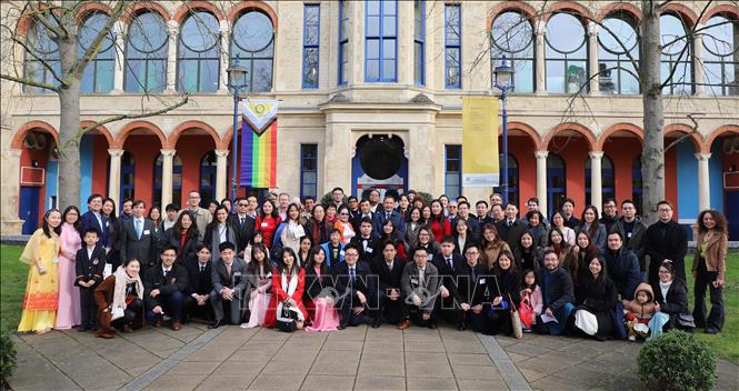 Các đại biểu tham dự AGM 2026 của VIS chụp ảnh lưu niệm với Đại sứ Đỗ Minh Hùng và khách mời. Ảnh: Phong Hà - PV TTXVN tại Anh