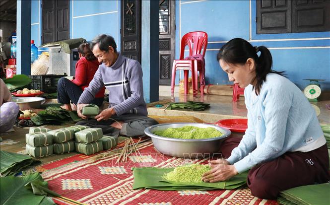 Gói bánh chưng mặt trăng. Ảnh: Tường Vi - TTXVN