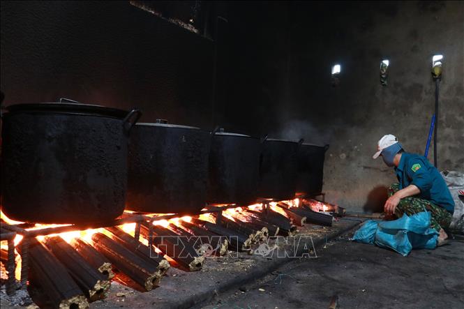 Bánh chưng, bánh tét của làng Đại An Khê được luộc liên tục 8 -10 tiếng. Ảnh: Tường Vi - TTXVN