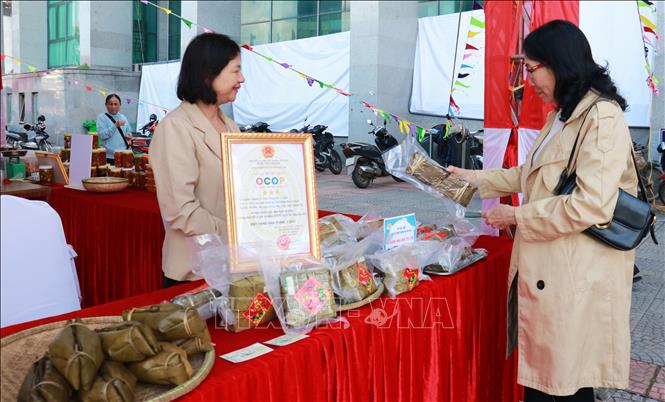 Tổ hợp tác sản xuất bánh tét mặt trăng Đại An Khê ttham gia các hội chợ OCOP để mở rộng thị trường, tạo niềm tin cho người tiêu dùng. Ảnh: Tường Vi - TTXVN