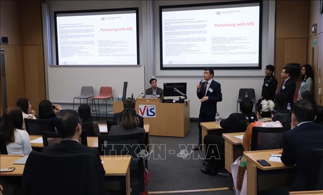 Giáo sư Nguyễn Xuân Huấn, Chủ tịch VIS, phát biểu tổng kết hoạt động năm 2025 và trình bày phương hướng hoạt động năm 2026 của Hội. Ảnh: Phong Hà - PV TTXVN tại Anh