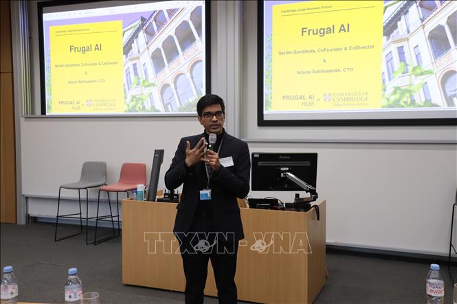 Ông Serish Gandikota, nhà đồng sáng lập và đồng Giám đốc của Trung tâm AI Frugal trình bày tham luận tại hội thảo AI trong khuôn khổ AGM 2026 của VIS. Ảnh: Phong Hà - PV TTXVN tại Anh
