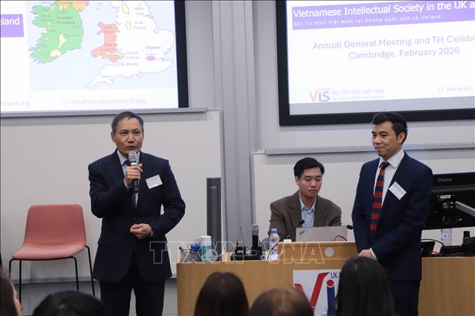 Đại sứ Việt Nam tại Anh Đỗ Minh Hùng (bên trái) phát biểu tại hội nghị. Ảnh: Phong Hà - PV TTXVN tại Anh