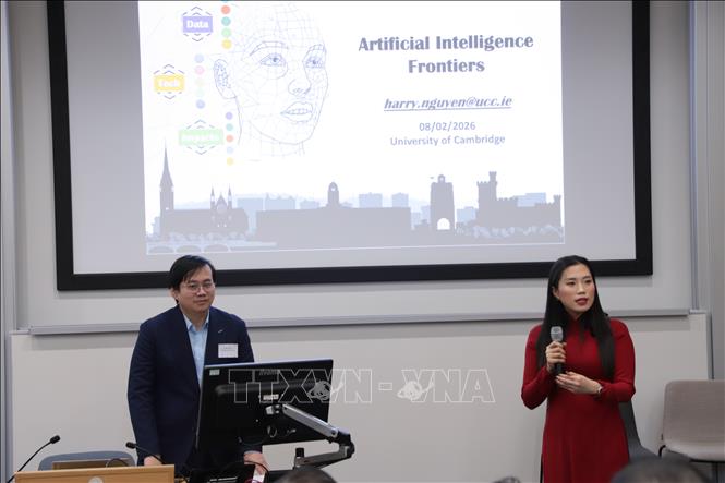 Phó Giáo sư, Tiến sĩ Harry Nguyen, Đại học Cork (Ireland) trình bày bài nghiên cứu tại Hội thảo về trí tuệ nhân tạo (AI) trong khuôn khổ AGM 2026 của VIS. Ảnh: Phong Hà - PV TTXVN tại Anh