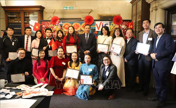 Đại sứ Đỗ Minh Hùng chụp ảnh lưu niệm với các thành viên đạt giải thưởng của VIS tại Lễ hội Tết Nguyên đán Bính Ngọ 2026. Ảnh: Phong Hà - PV TTXVN tại Anh