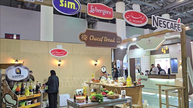 Các thương hiệu bánh kẹo và thực phẩm tham gia triển lãm tại Oran. Ảnh: Nguyễn An - PV TTXVN tại Algeria