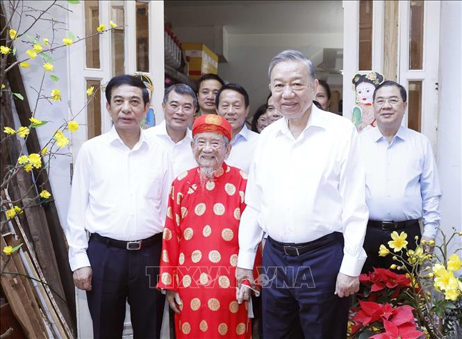 Tổng Bí thư Tô Lâm đến thăm, chúc Tết nhà nghiên cứu Nguyễn Đình Tư, 106 tuổi, người có nhiều công trình nghiên cứu về sử học, văn hoá có giá trị. Ảnh: Thống Nhất – TTXVN