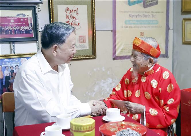 Tổng Bí thư Tô Lâm đến thăm, chúc Tết nhà nghiên cứu Nguyễn Đình Tư, 106 tuổi, người có nhiều công trình nghiên cứu về sử học, văn hoá có giá trị. Ảnh: Thống Nhất – TTXVN