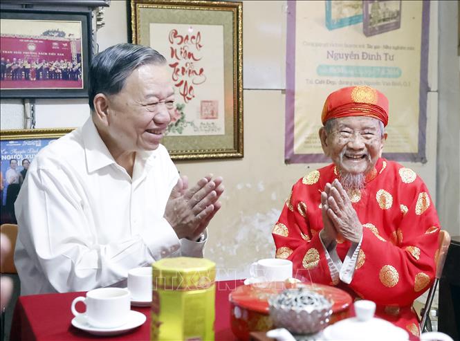 Tổng Bí thư Tô Lâm đến thăm, chúc Tết nhà nghiên cứu Nguyễn Đình Tư, 106 tuổi, người có nhiều công trình nghiên cứu về sử học, văn hoá có giá trị. Ảnh: Thống Nhất – TTXVN