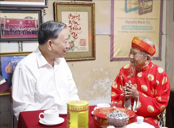 Tổng Bí thư Tô Lâm đến thăm, chúc Tết nhà nghiên cứu Nguyễn Đình Tư, 106 tuổi, người có nhiều công trình nghiên cứu về sử học, văn hoá có giá trị. Ảnh: Thống Nhất – TTXVN