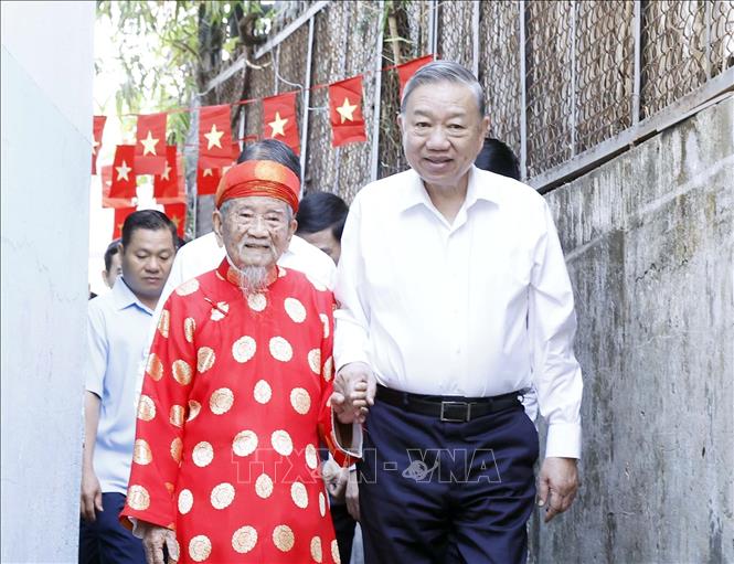 Tổng Bí thư Tô Lâm đến thăm, chúc Tết nhà nghiên cứu Nguyễn Đình Tư, 106 tuổi, người có nhiều công trình nghiên cứu về sử học, văn hoá có giá trị. Ảnh: Thống Nhất – TTXVN