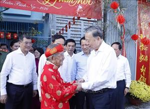 Tổng Bí thư Tô Lâm đến thăm, chúc Tết nhà nghiên cứu Nguyễn Đình Tư