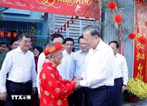 Tổng Bí thư Tô Lâm đến thăm chúc Tết nhà nghiên cứu Nguyễn Đình Tư
