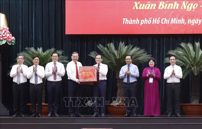 Tổng Bí thư Tô Lâm tặng quà cho Đảng bộ, chính quyền và Nhân dân Thành phố Hồ Chí Minh. Ảnh: Thống Nhất – TTXVN