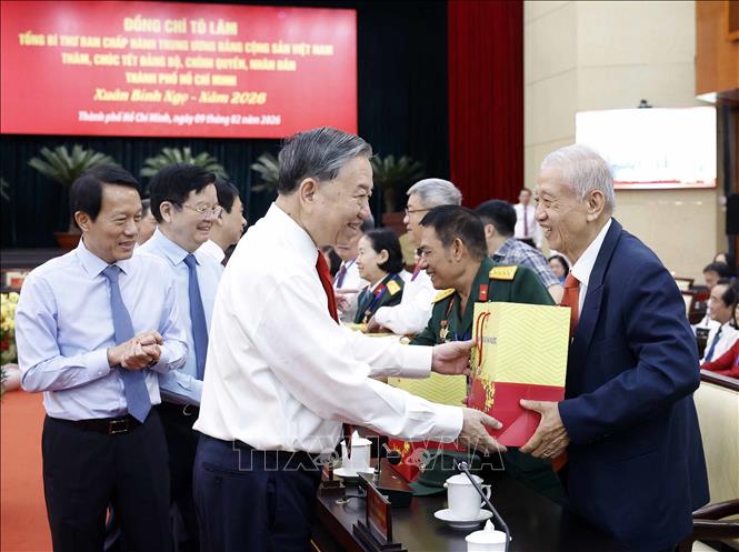 Tổng Bí thư Tô Lâm tặng quà cho gia đình chính sách, người có công. Ảnh: Thống Nhất – TTXVN