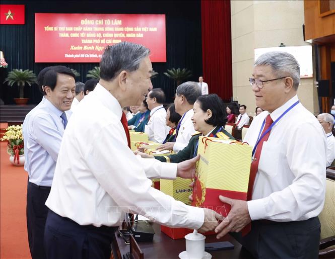 Tổng Bí thư Tô Lâm tặng quà cho gia đình chính sách, người có công. Ảnh: Thống Nhất – TTXVN