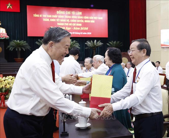 Tổng Bí thư Tô Lâm tặng quà cho gia đình chính sách, người có công. Ảnh: Thống Nhất – TTXVN