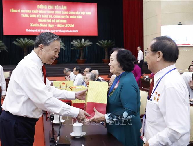 Tổng Bí thư Tô Lâm tặng quà cho gia đình chính sách, người có công. Ảnh: Thống Nhất – TTXVN